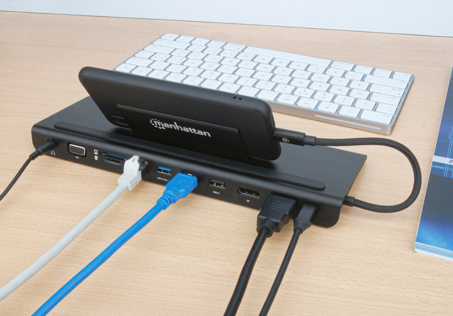 USB-C 11-in-1 Triple-Monitor Docking Station with MST Image 14
