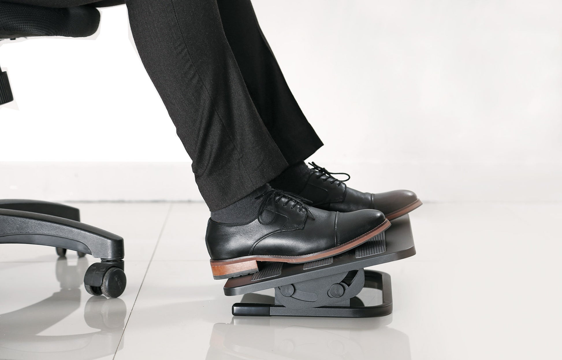 Ergonomic Adjustable Footrest Image 13