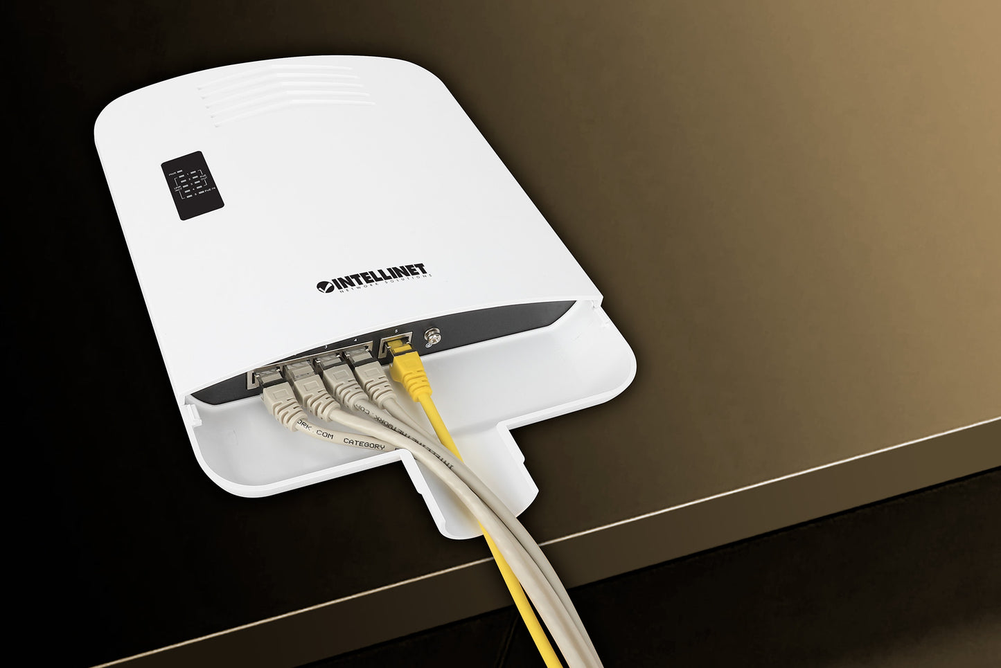 Outdoor PoE-Powered 5-Port Gigabit Switch with PoE Passthrough / 4-Port PoE+ Extender Image 9